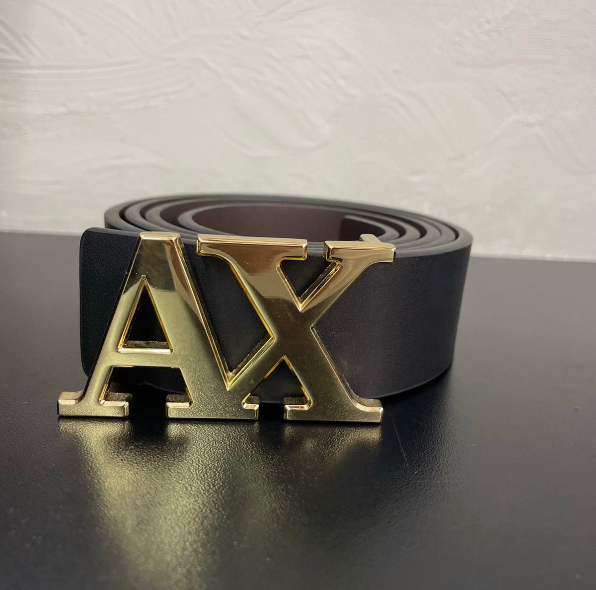 Cinto Premium Armani Exchange (AX) Preto em Couro com Fivela Logo Dourada