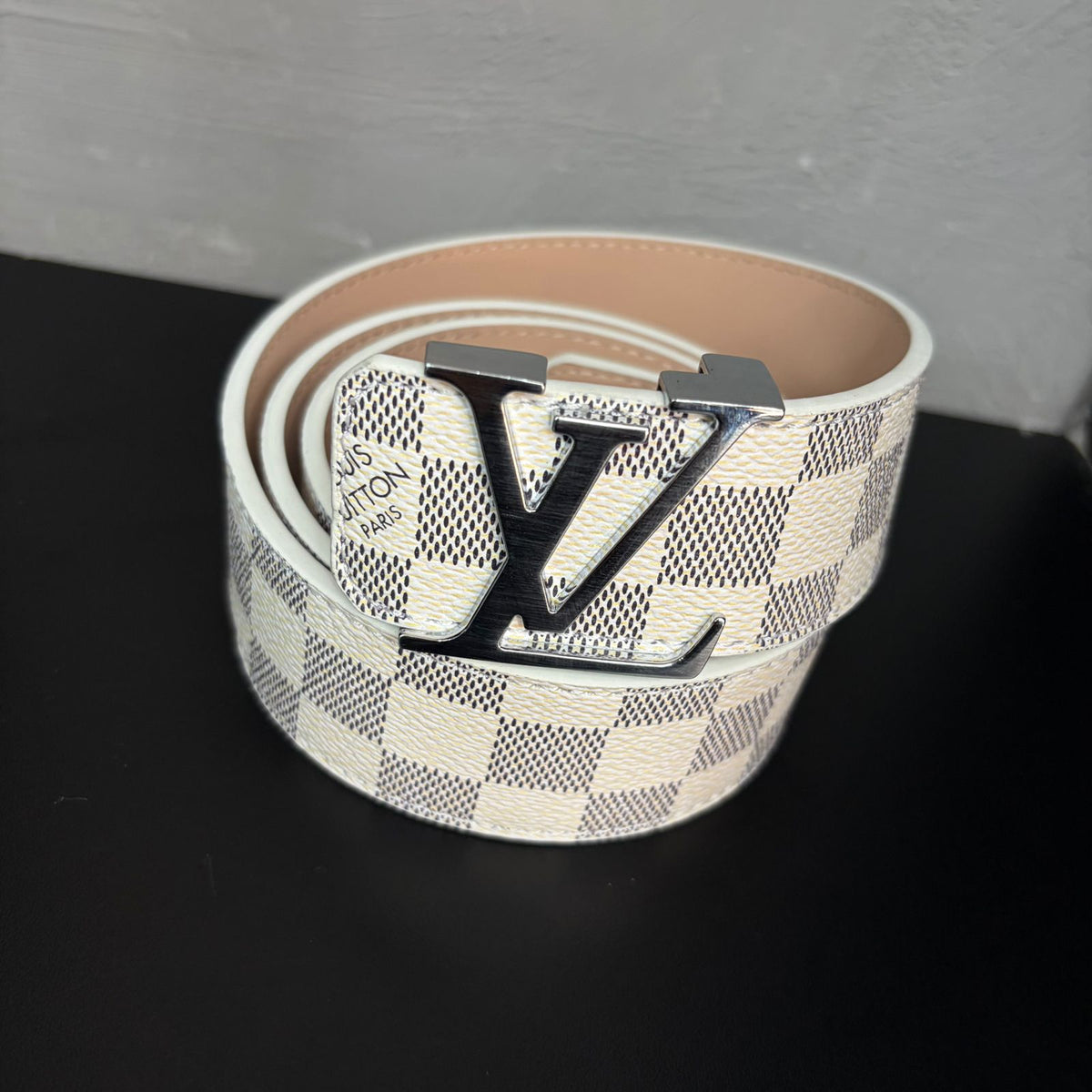 Cinto Premium Louis Vuitton Damier Azur Branco com Fivela LV Initials Prateada