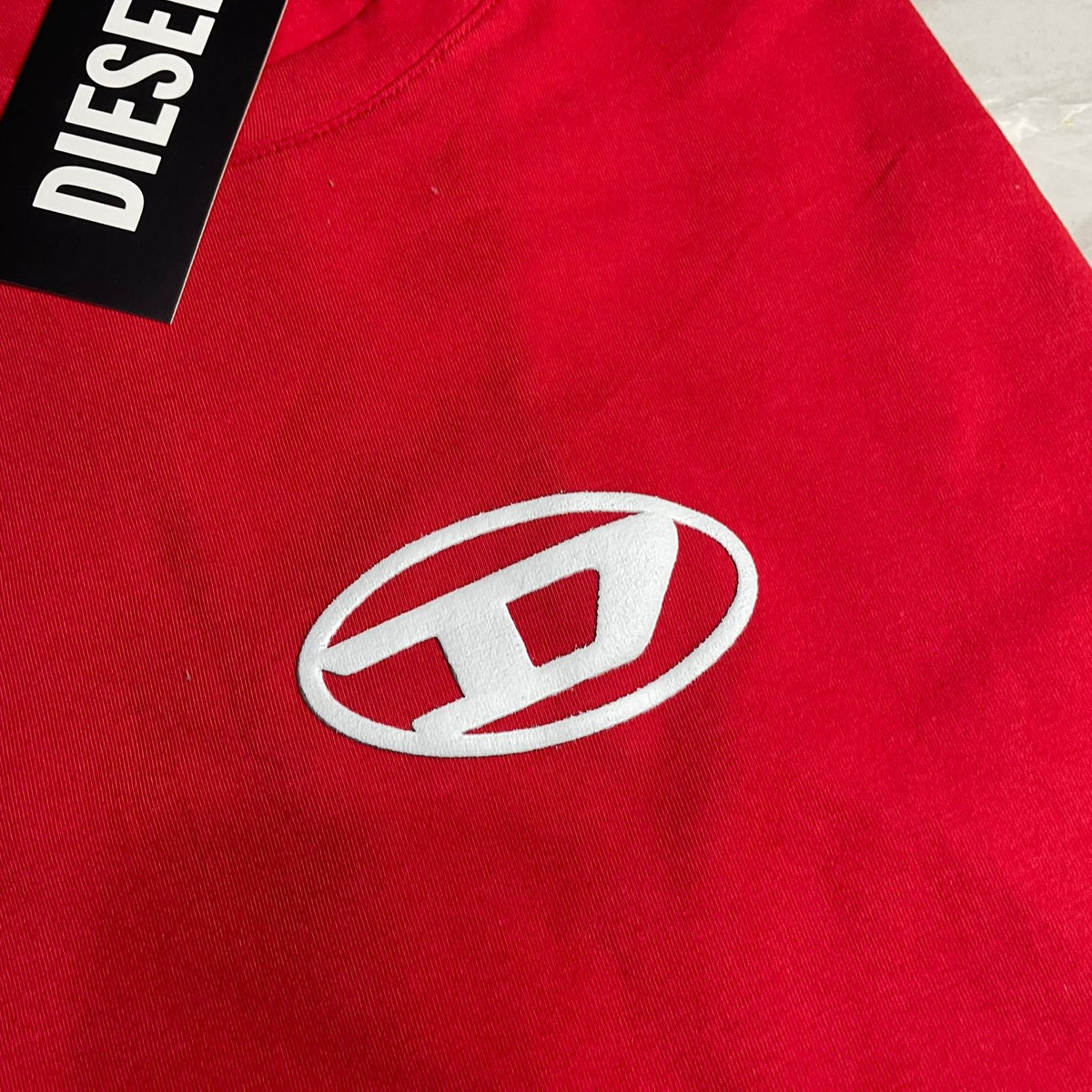 Camiseta Grife Diesel Vermelha com símbolo branco