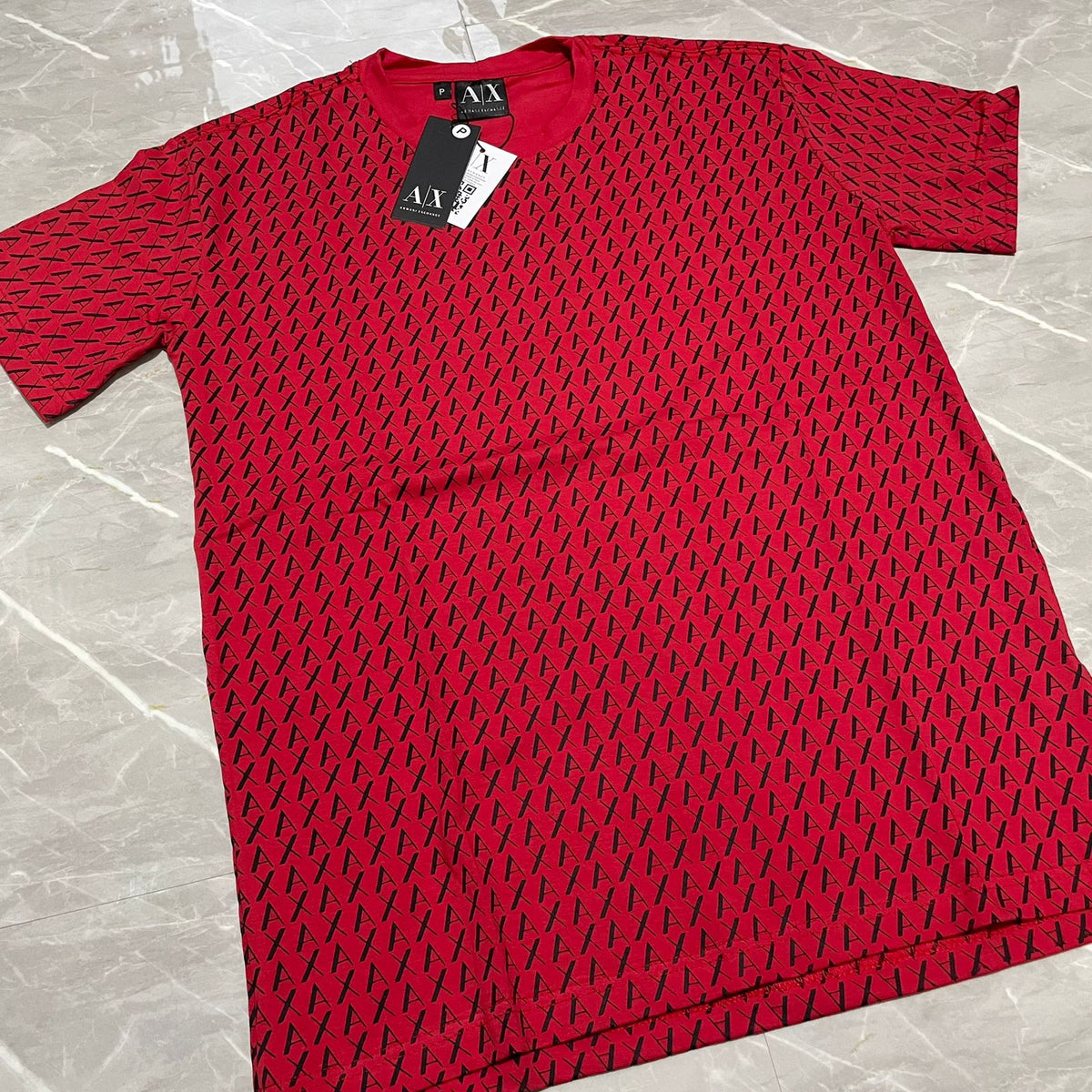 Camiseta Grife Armani vermelha com monogram preto