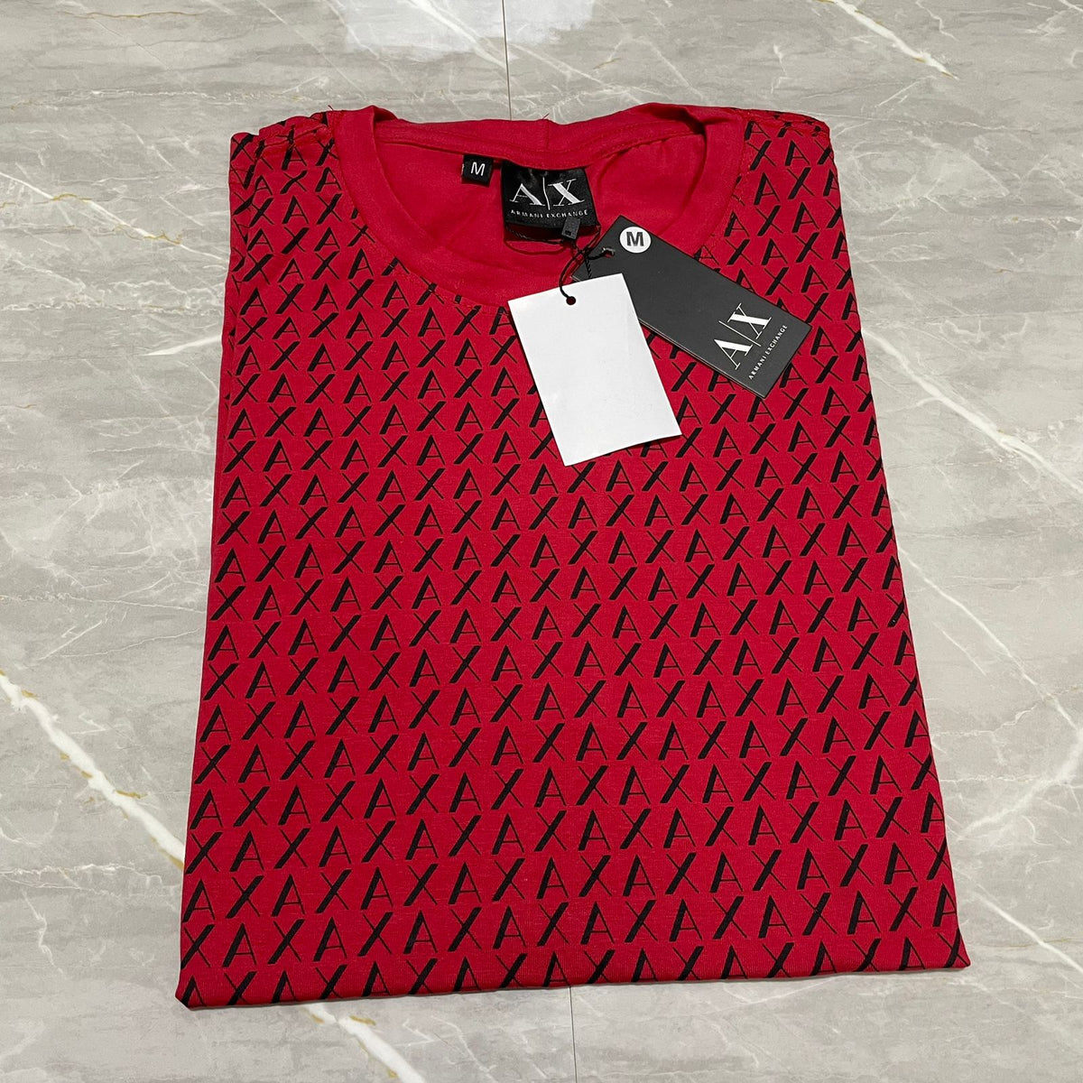 Camiseta Grife Armani vermelha com monogram preto