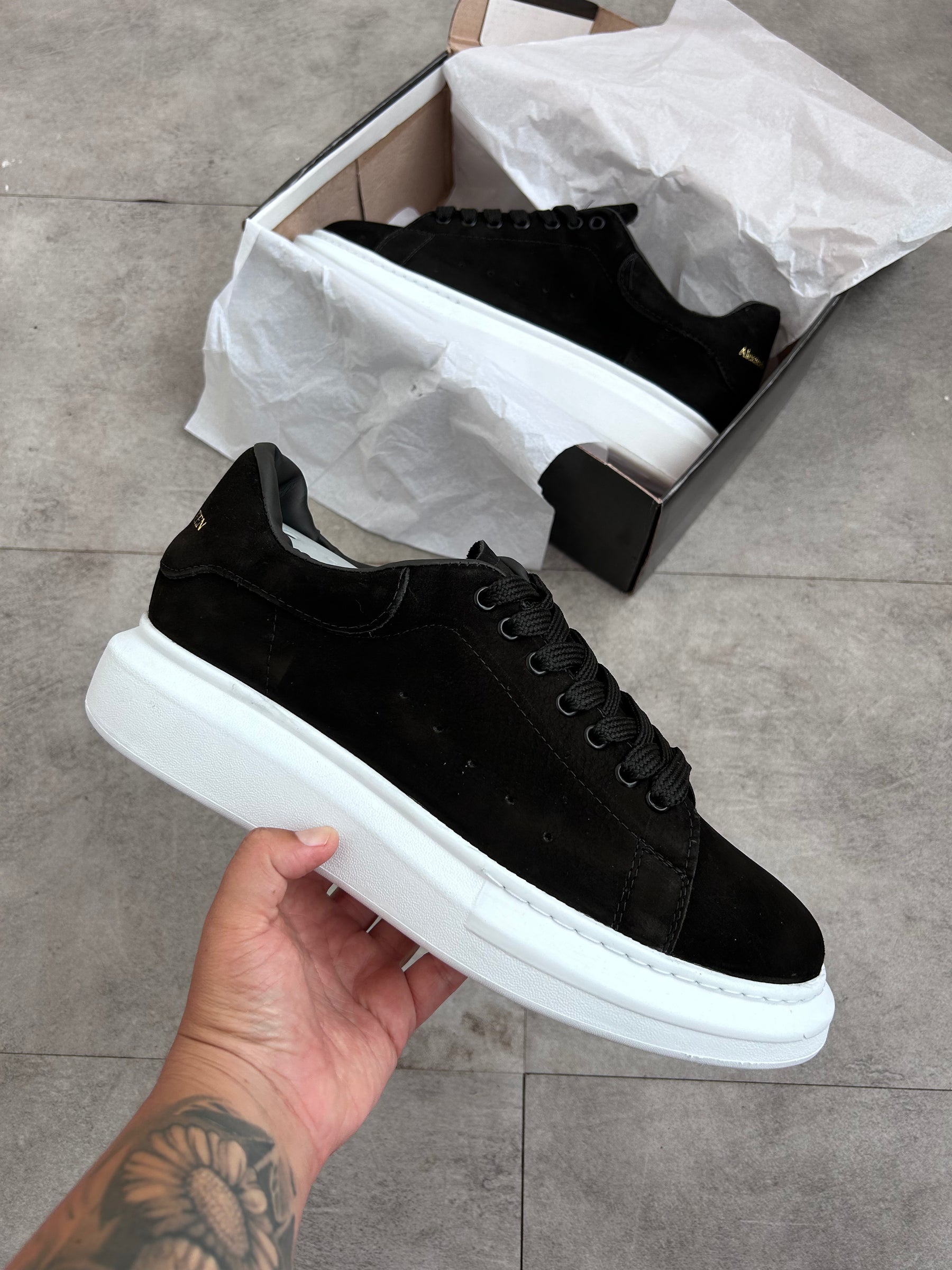 Tênis Alexander Mcqueen Preto Camurça com Sola Branca