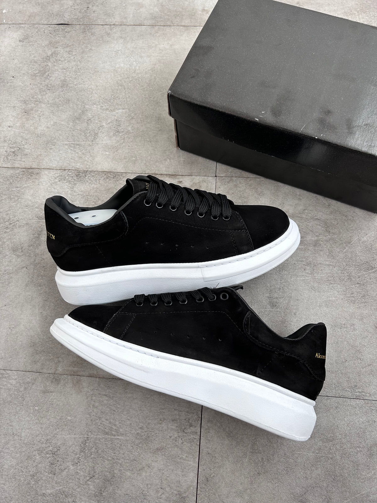 Tênis Alexander Mcqueen Preto Camurça com Sola Branca