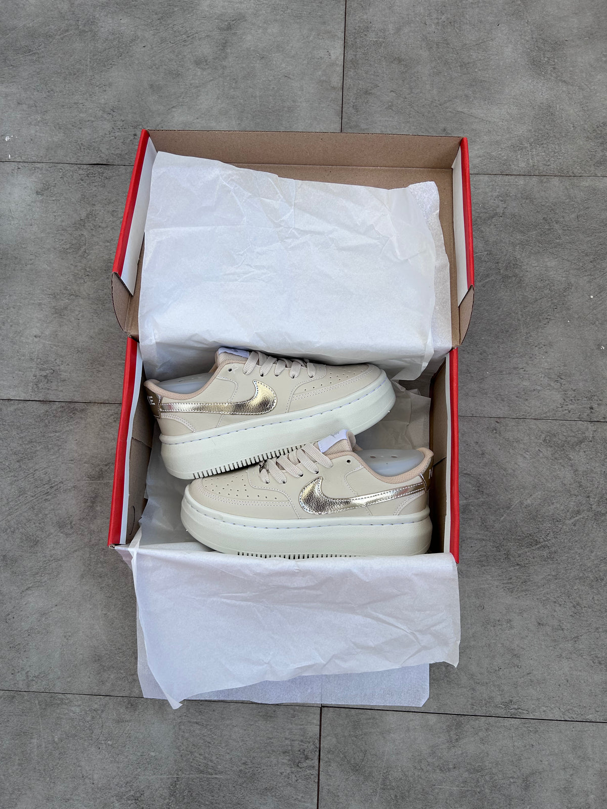 Tênis Nike Court vision bege com detalhe colorido no simbolo plataforma feminino