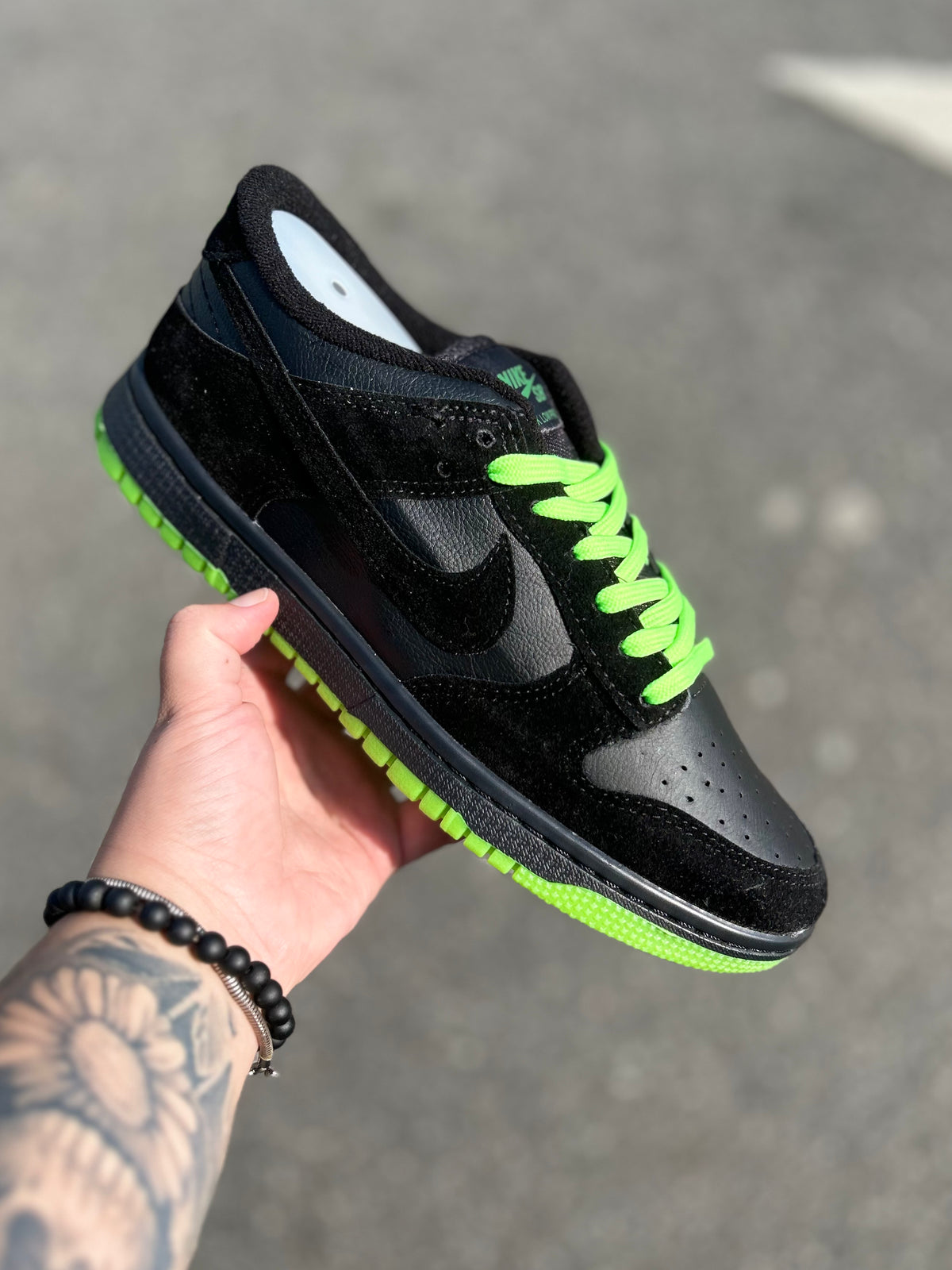 Tênis Nike Dunk Low Preto Neon Cadarço e Sola Verde Limão