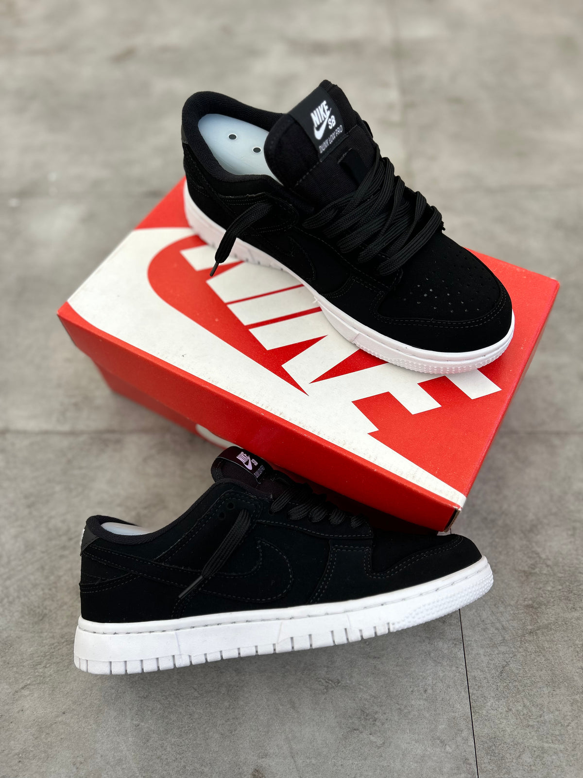 Tênis Nike Dunk Low Preto e Branco Camurça (Black/White)