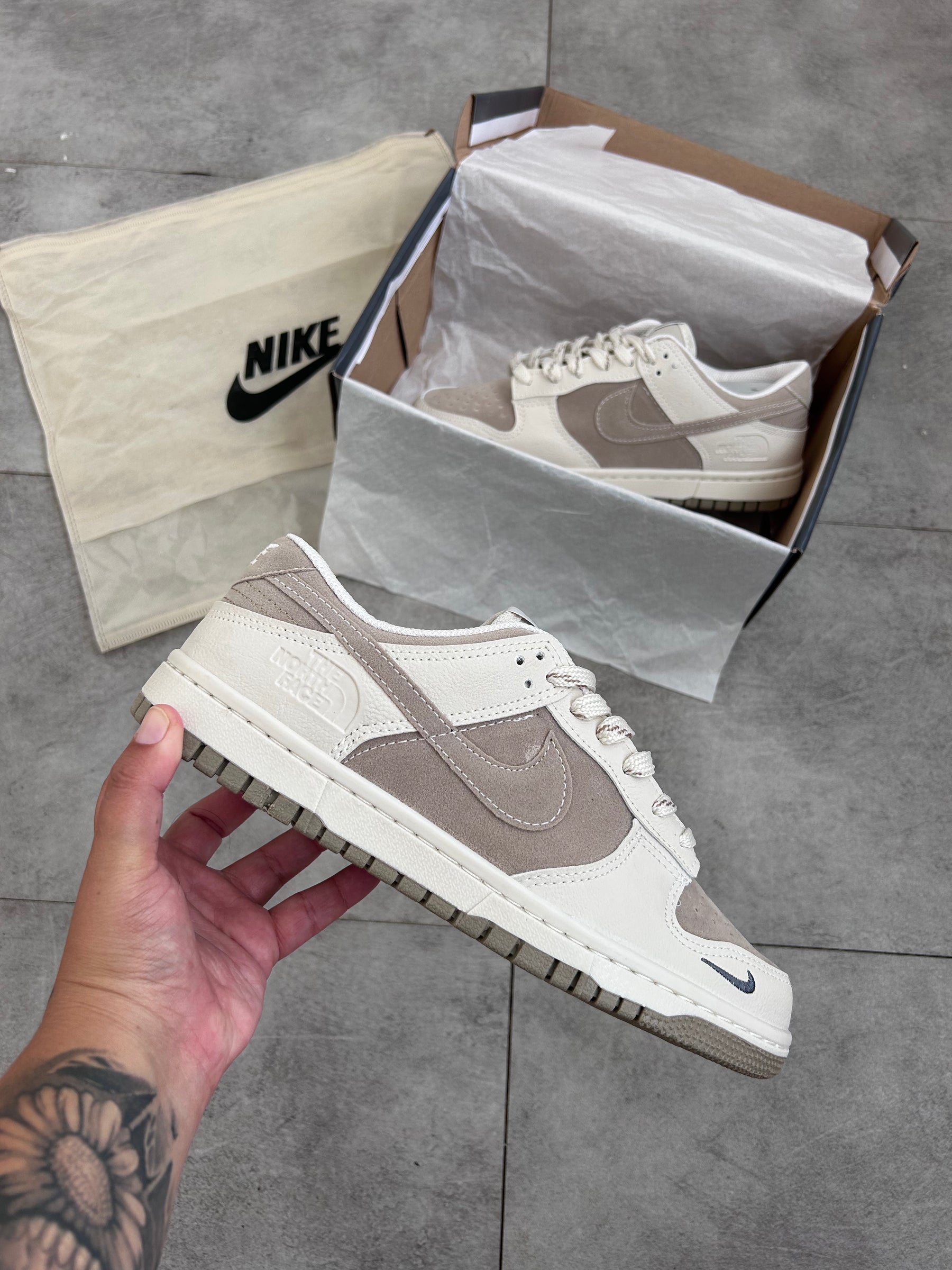 Tênis Nike Dunk Low Bege Off-White Camurça Felpuda