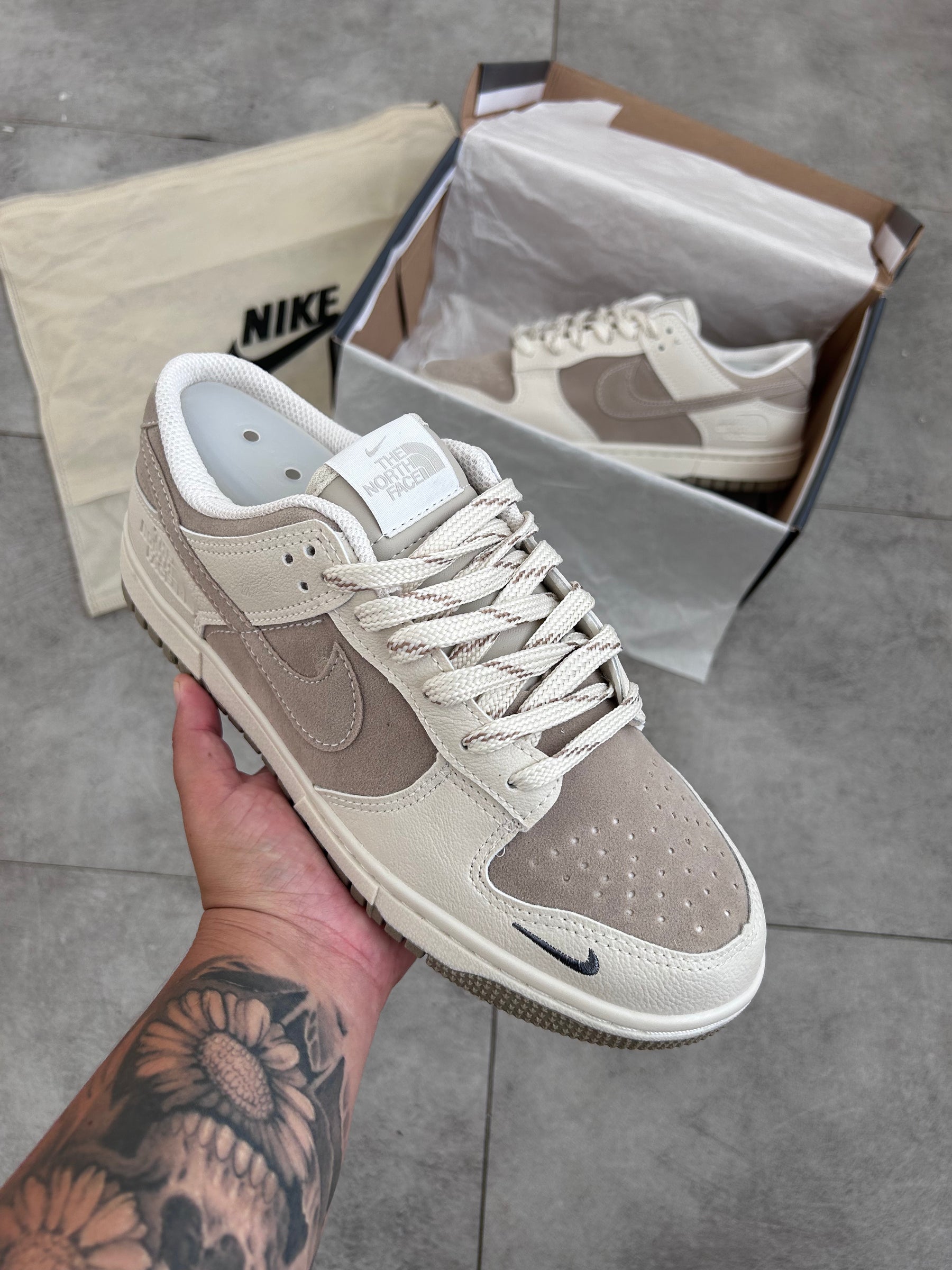 Tênis Nike Dunk Low Bege Off-White Camurça Felpuda