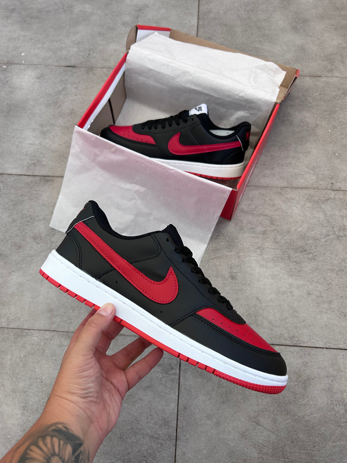 Tênis Casual Nike Court Vision Preto e Vermelho Retrô