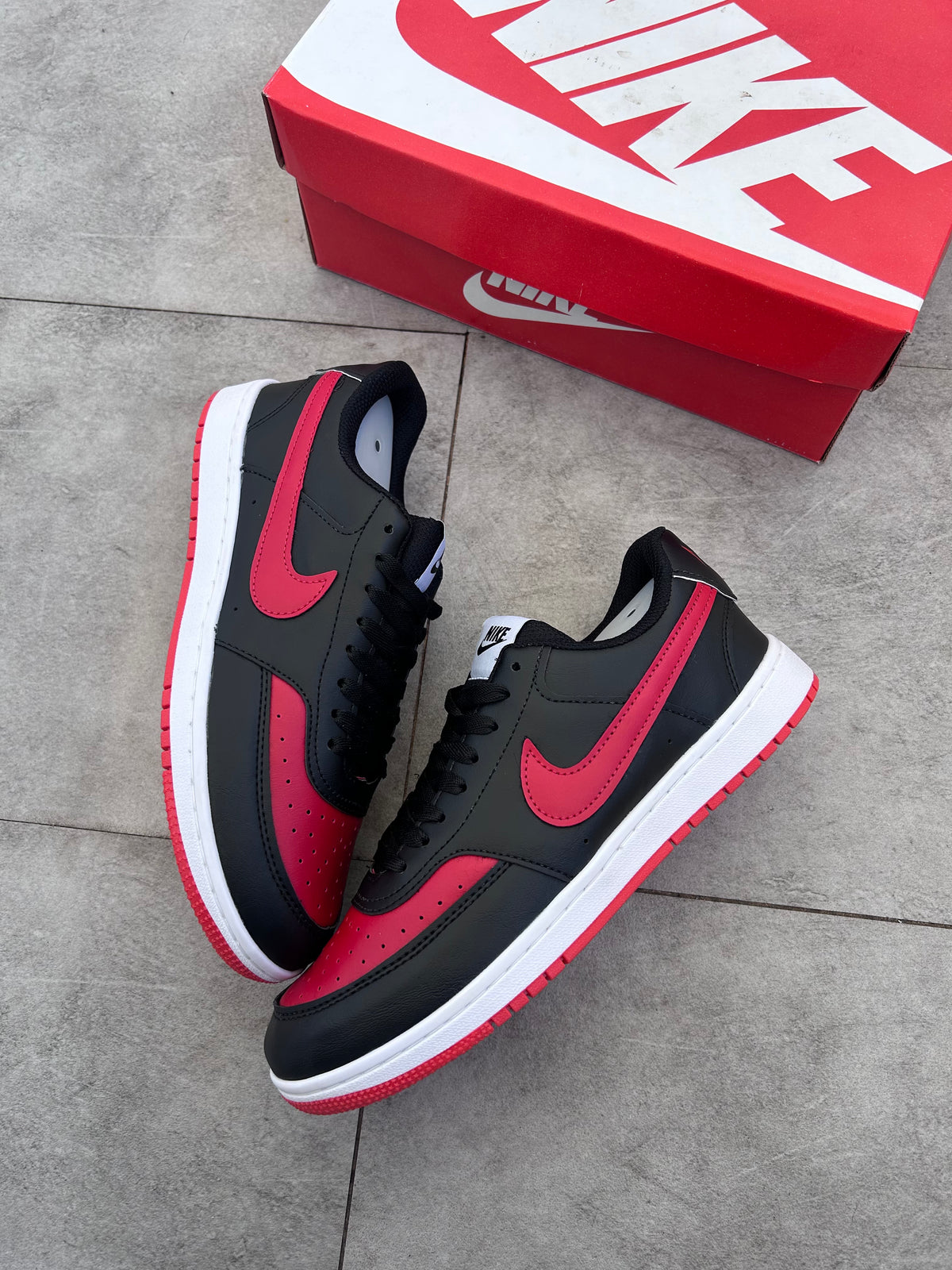 Tênis Casual Nike Court Vision Preto e Vermelho Retrô