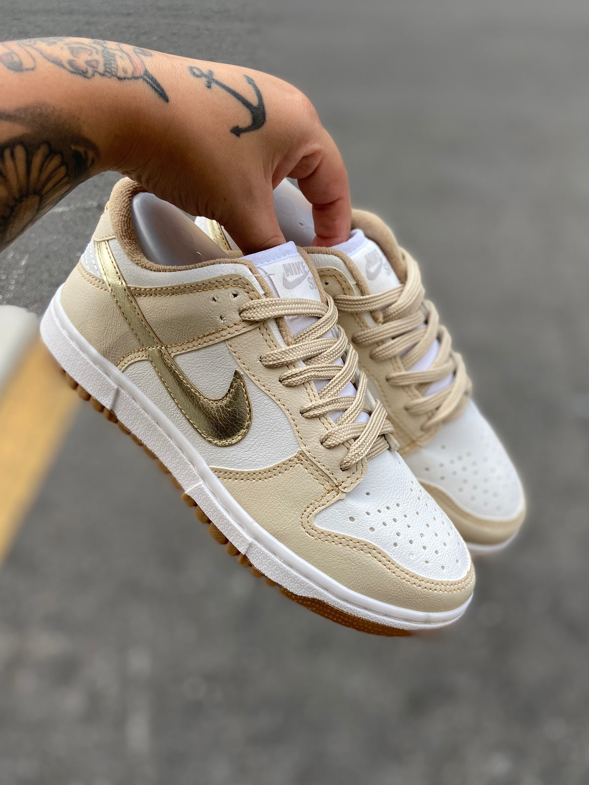 Tênis Nike Dunk Low Bege Claro Off-White Solado Gum Camurça