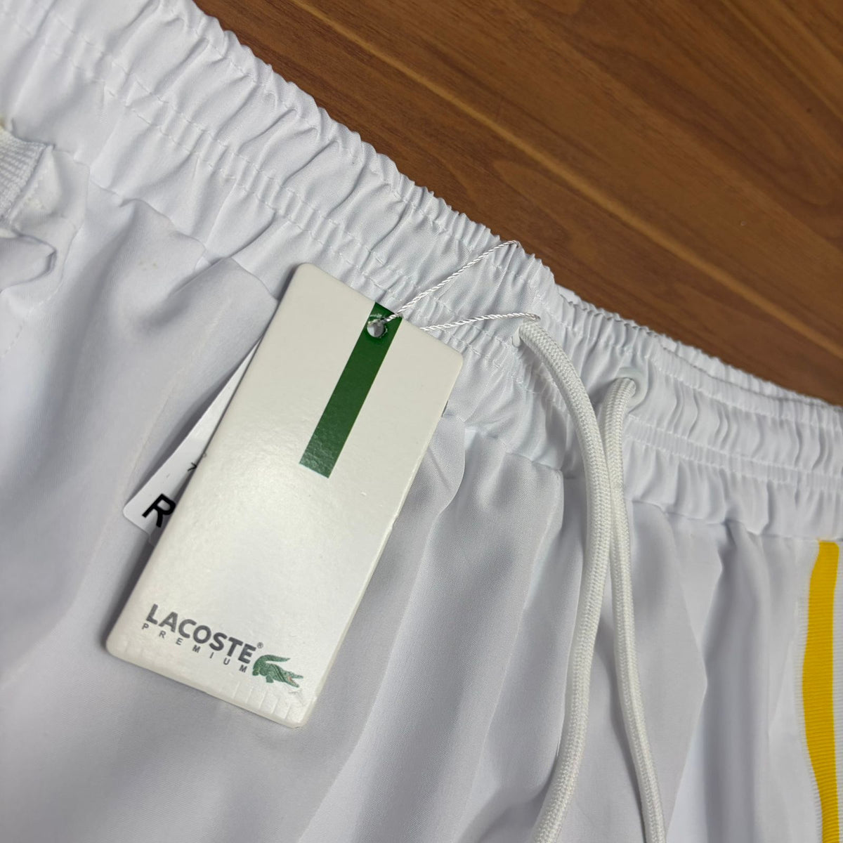 Shorts Grife Lacoste Branco com Listra Lateral Verde/Amarelo
