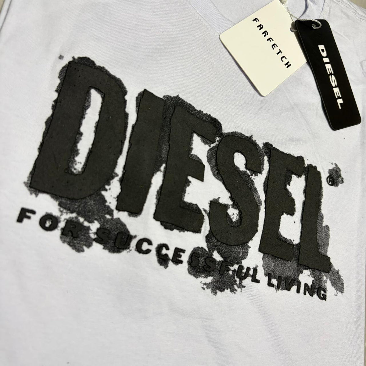 Camiseta Grife DIESEL Branca com Logotipo Preto Texturizado