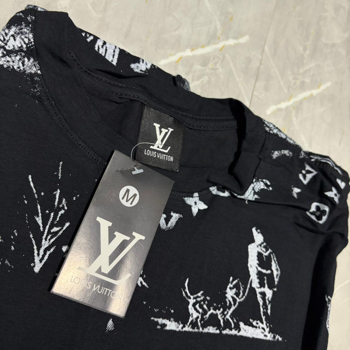 Camiseta Grife LOUIS VUITTON Preta com Estampa Toile de Jouy Branca