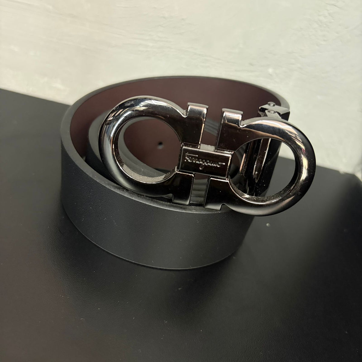 Cinto Premium Ferragamo Preto em Couro com Fivela Gancini Cromada (Prateada)