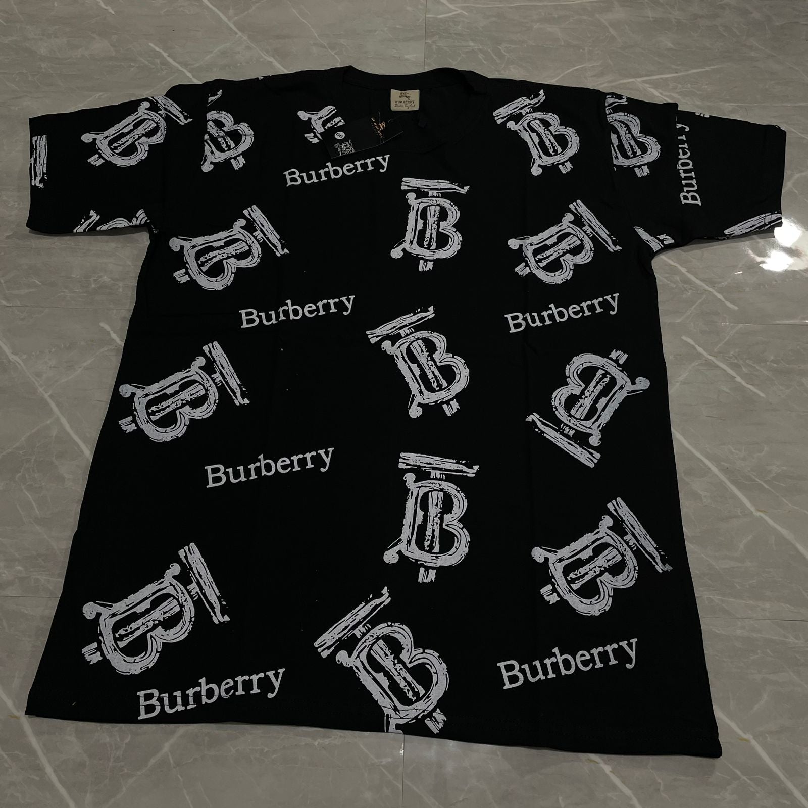 Camiseta Grife Burberry preta com monogram branco