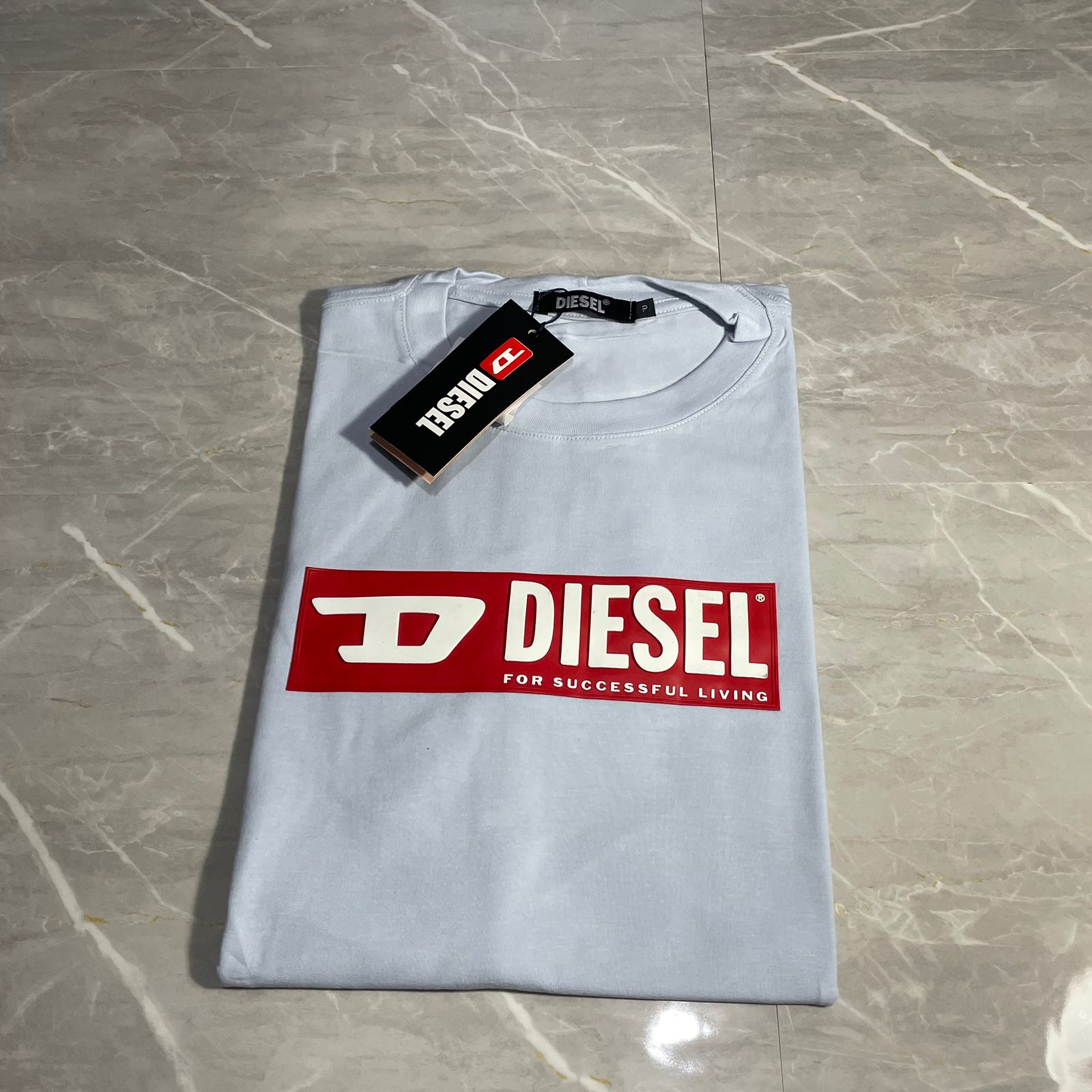 Camiseta Grife Diesel Branca com estampa vermelha