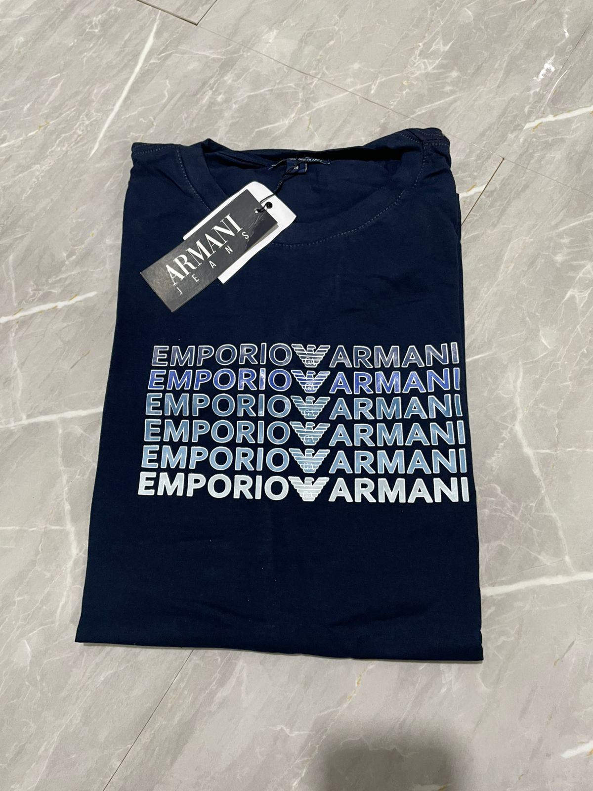 Camiseta Grife Armani Azul marinho com monogram degrade