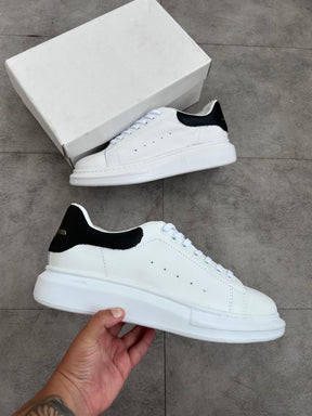 Tênis Alexander McQueen Branco Couro Parte de Trás Preta