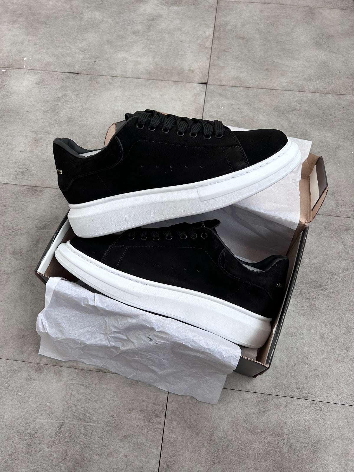 Tênis Alexander Mcqueen Preto Camurça com Sola Branca
