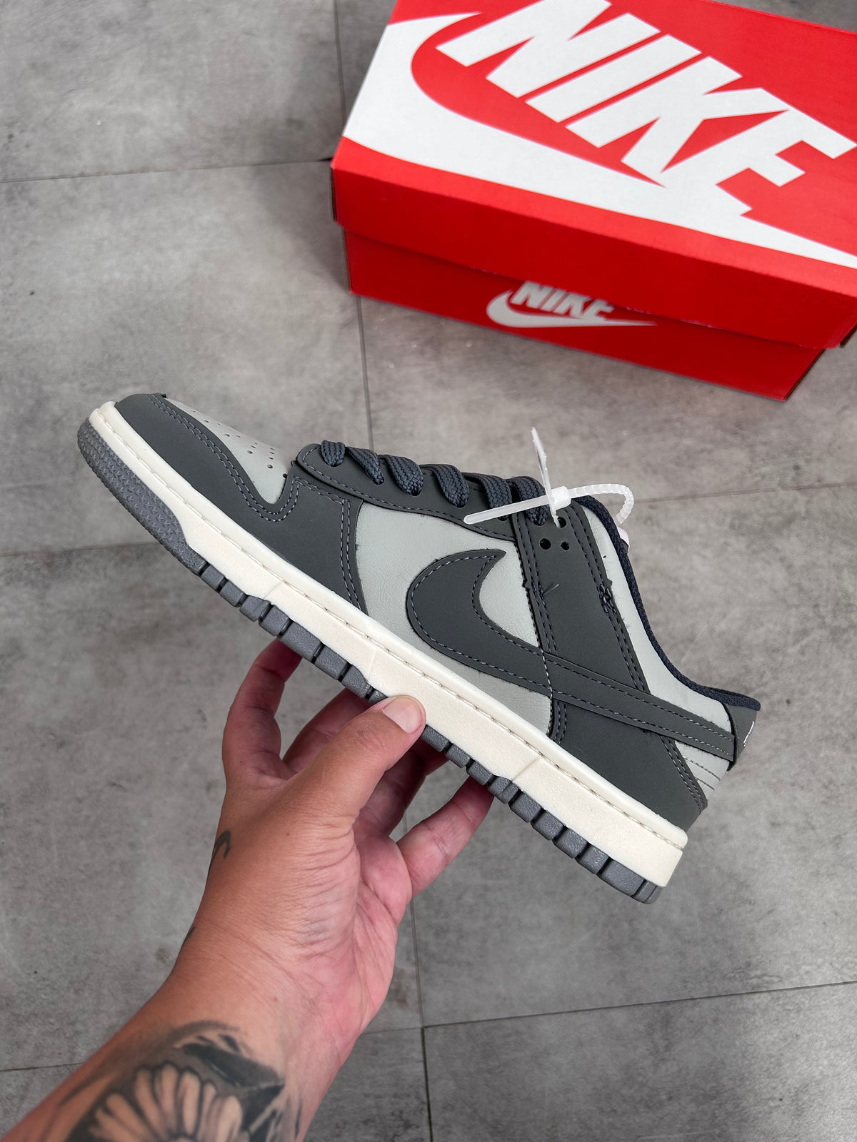 Tênis Nike Dunk Low Cinza Escuro e Claro (Bicolor) Vintage