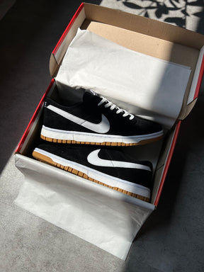 Tênis Nike Dunk Low Preto e Branco (Panda) Solado Gum Camurça