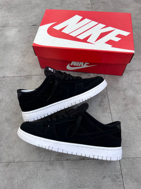 Tênis Nike Dunk Low Preto e Branco Camurça (Black/White)