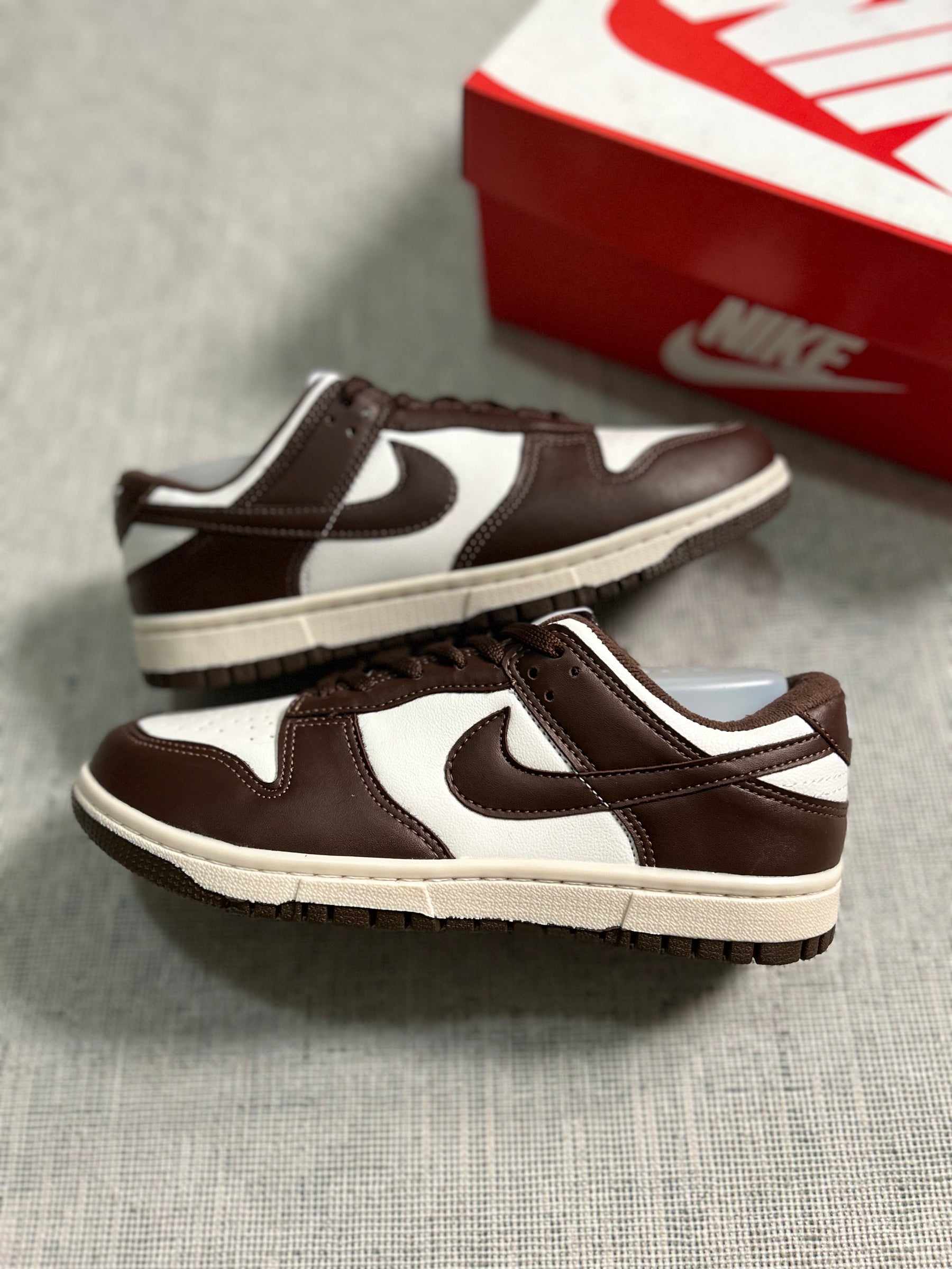 Tênis Nike Dunk Low Marrom Chocolate e Branco/Creme Bicolor