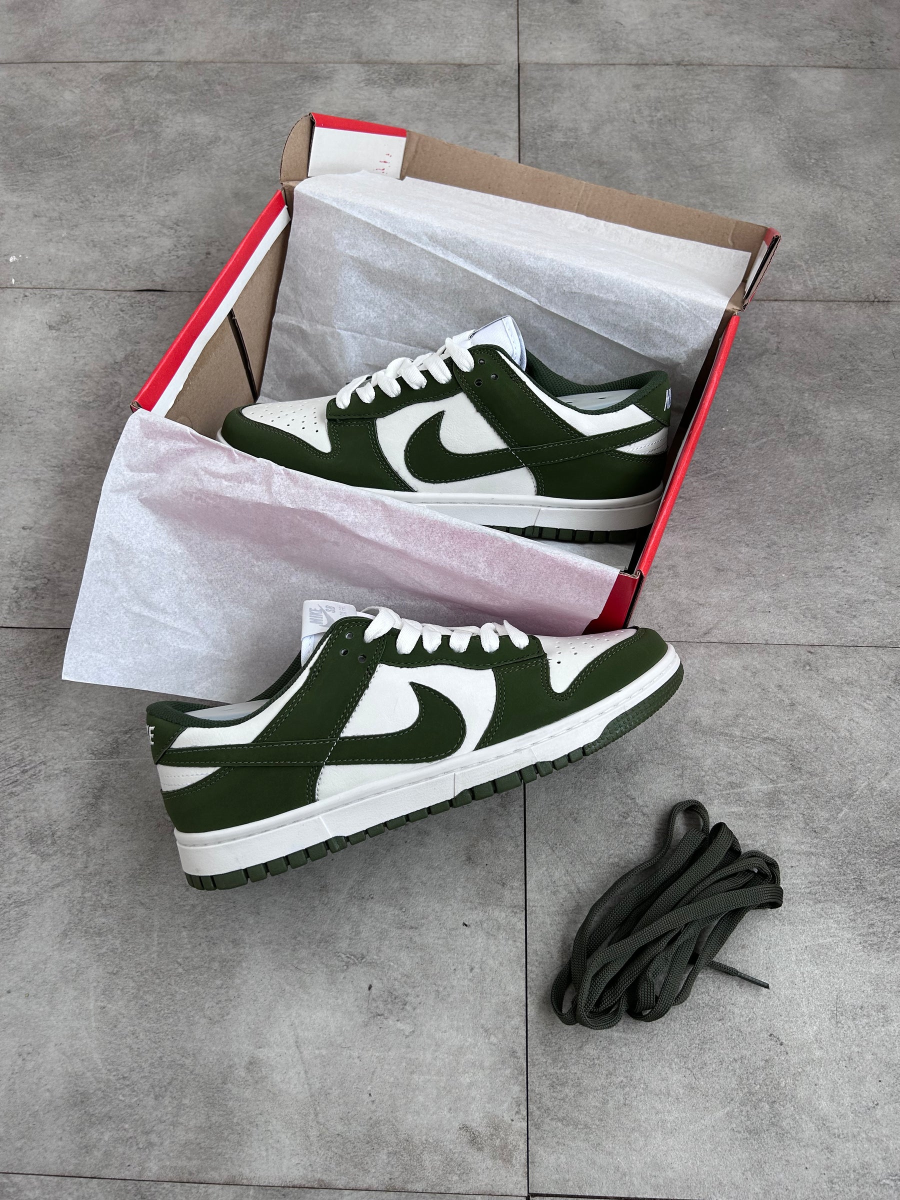 Tênis Nike Dunk Low Preto e  Branco Couro Bicolor