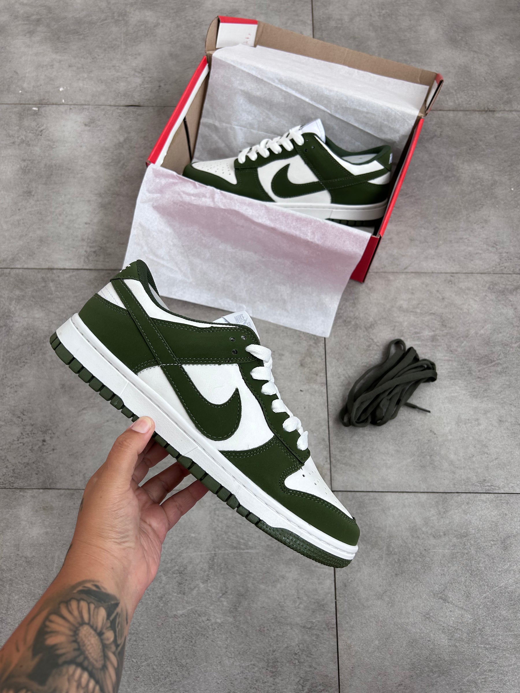 Tênis Nike Dunk Low Preto e  Branco Couro Bicolor