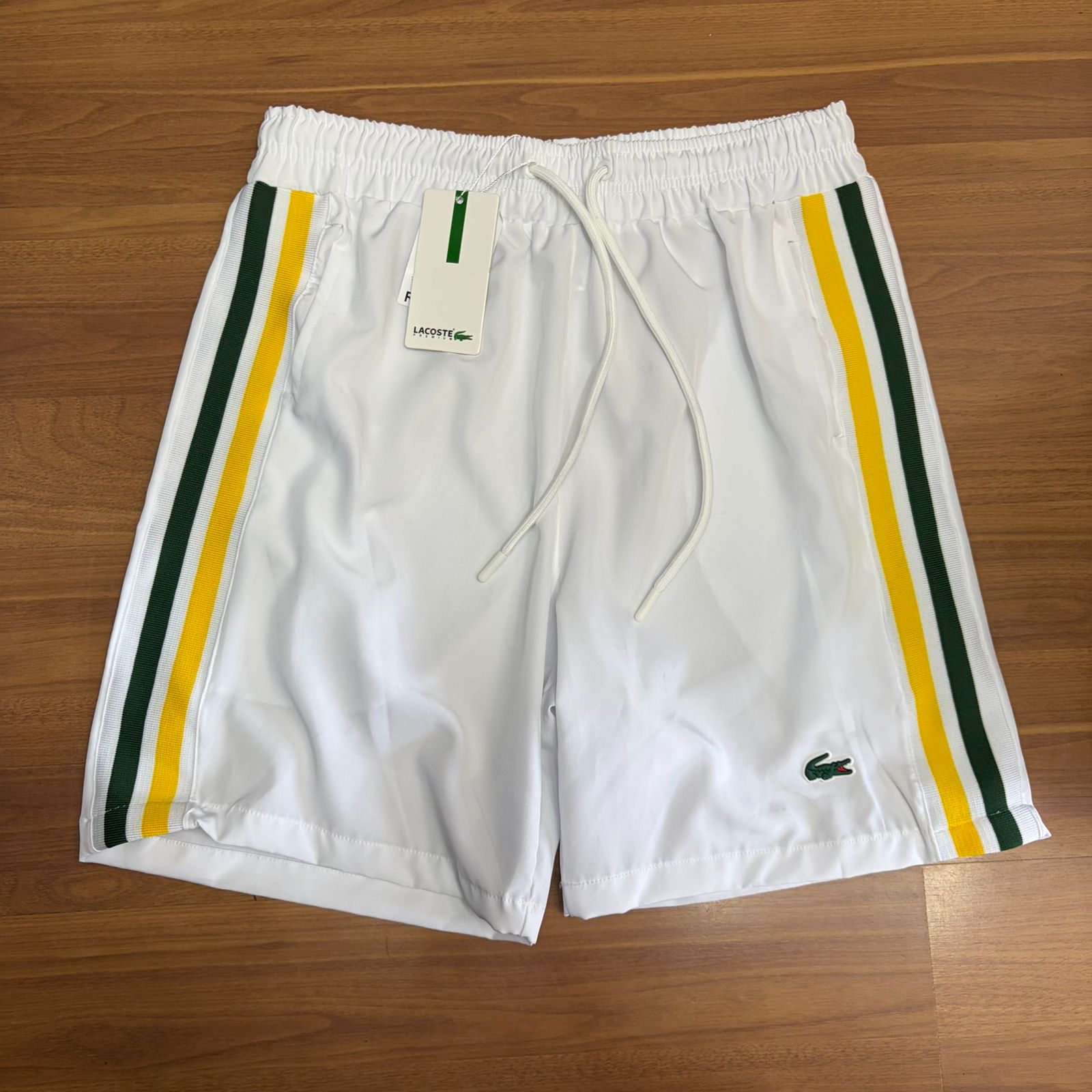 Shorts Grife Lacoste Branco com Listra Lateral Verde/Amarelo