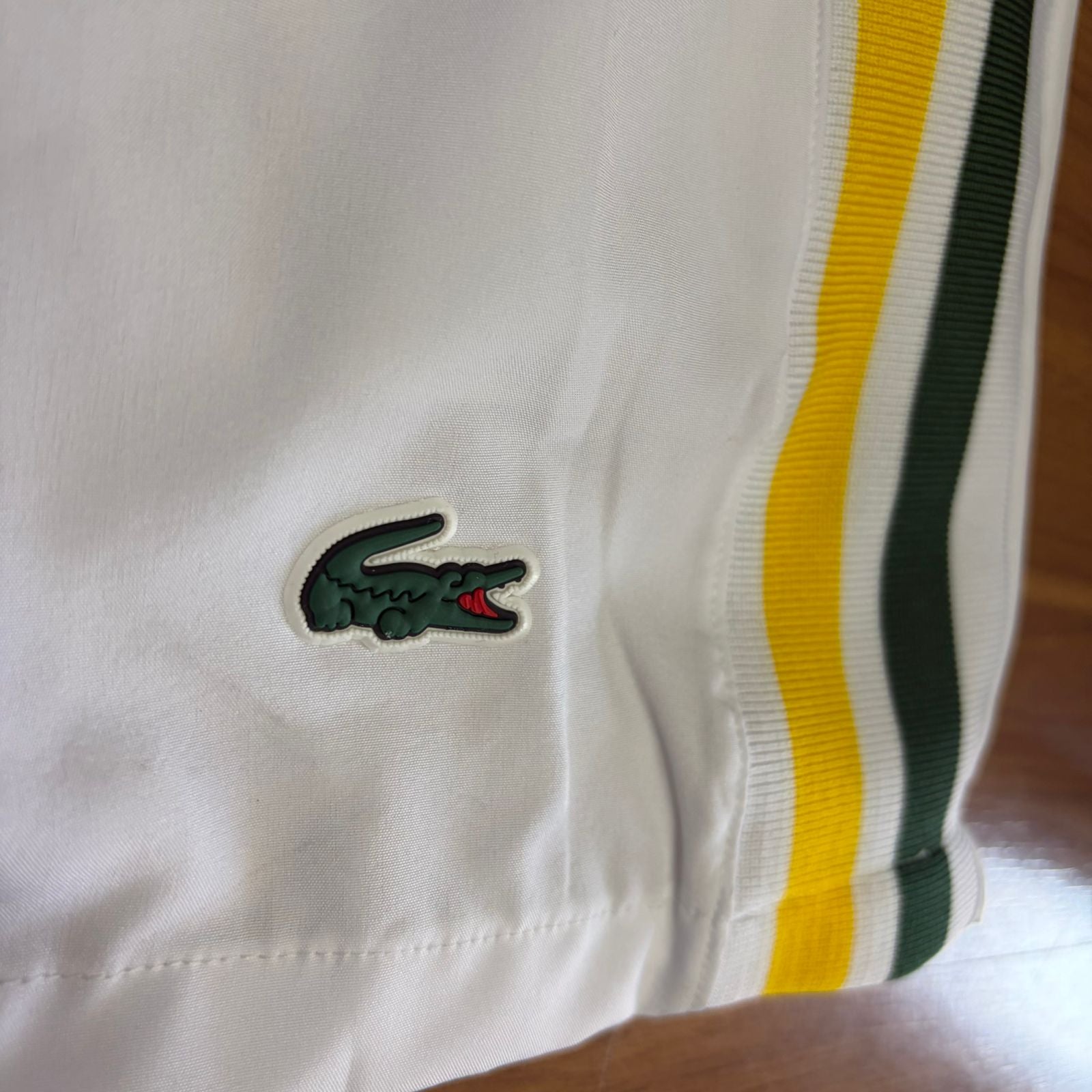 Shorts Grife Lacoste Branco com Listra Lateral Verde/Amarelo