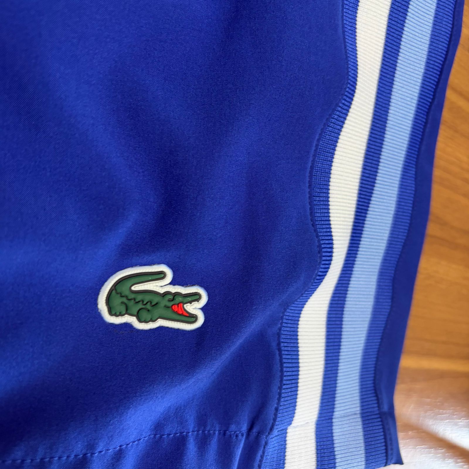 Shorts Grife Lacoste Azul com Listra Lateral Branca/Azul Claro