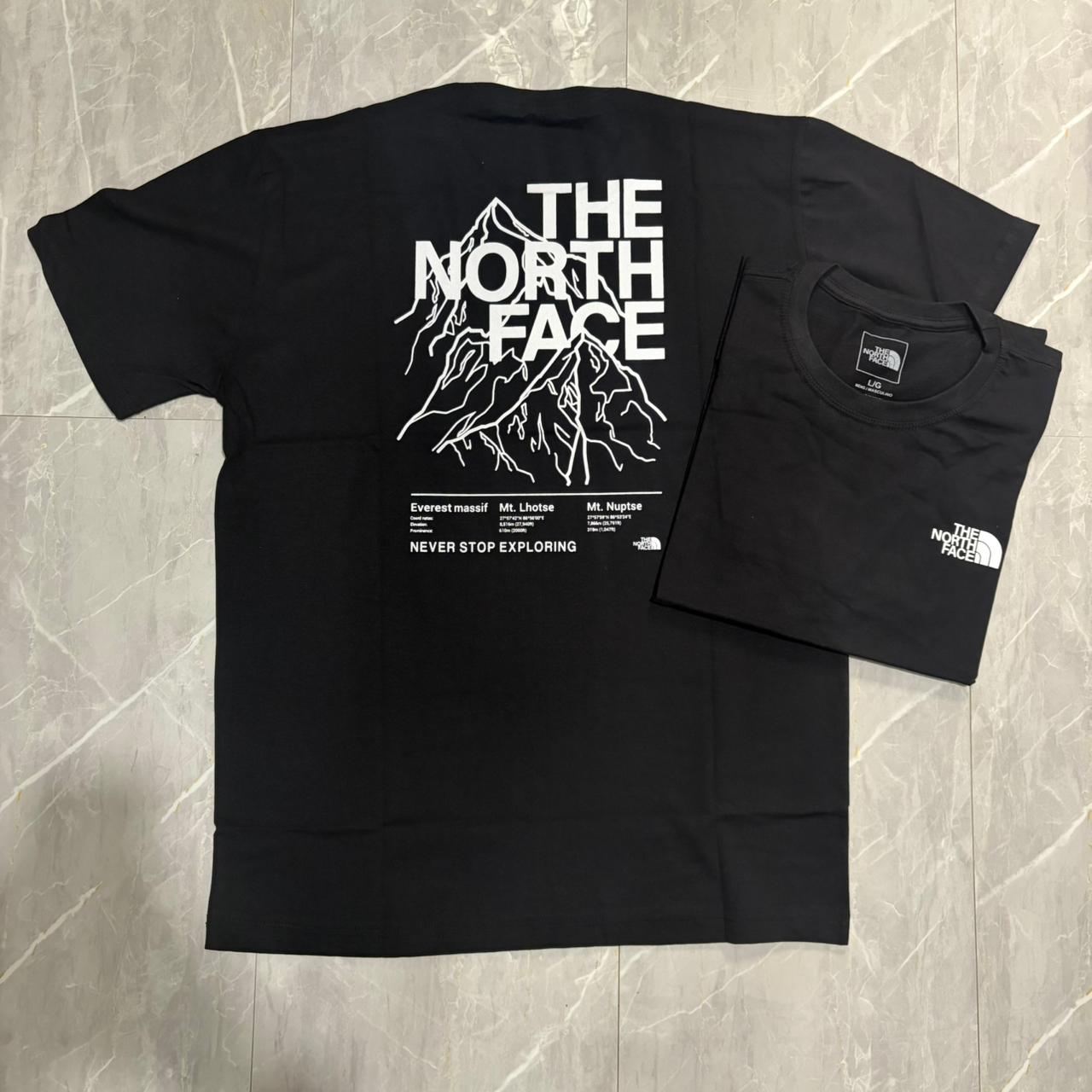 Camiseta Grife The North Face Preta com Estampa Traseira de Montanhas Brancas