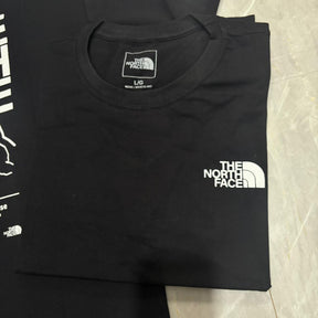 Camiseta Grife The North Face Preta com Estampa Traseira de Montanhas Brancas