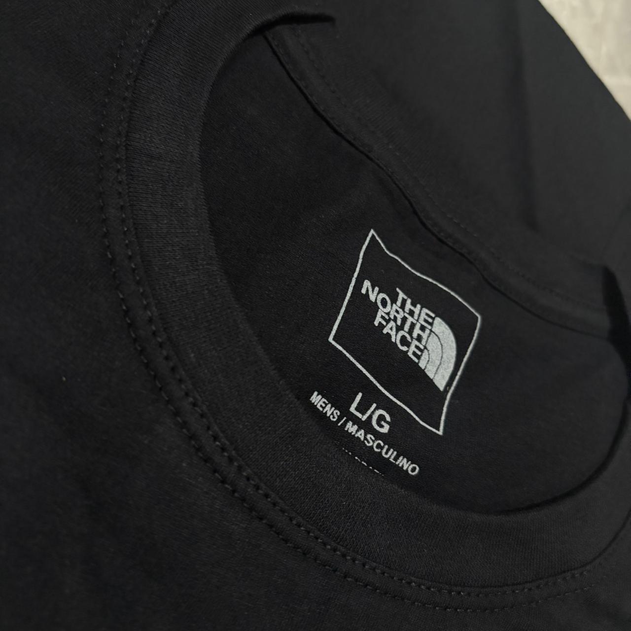 Camiseta Grife The North Face Preta com Estampa Traseira de Montanhas Brancas