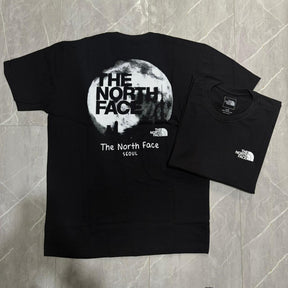 Camiseta Grife The North Face Preta Edição Seul com Estampa Lunar Branca