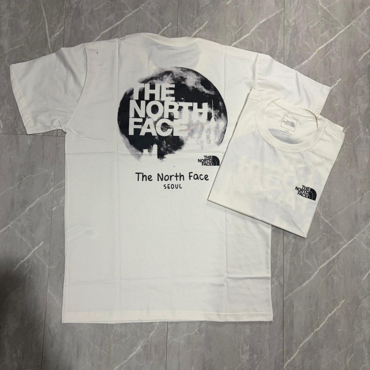 Camiseta Grife The North Face Branca Edição Seul com Estampa Noturna
