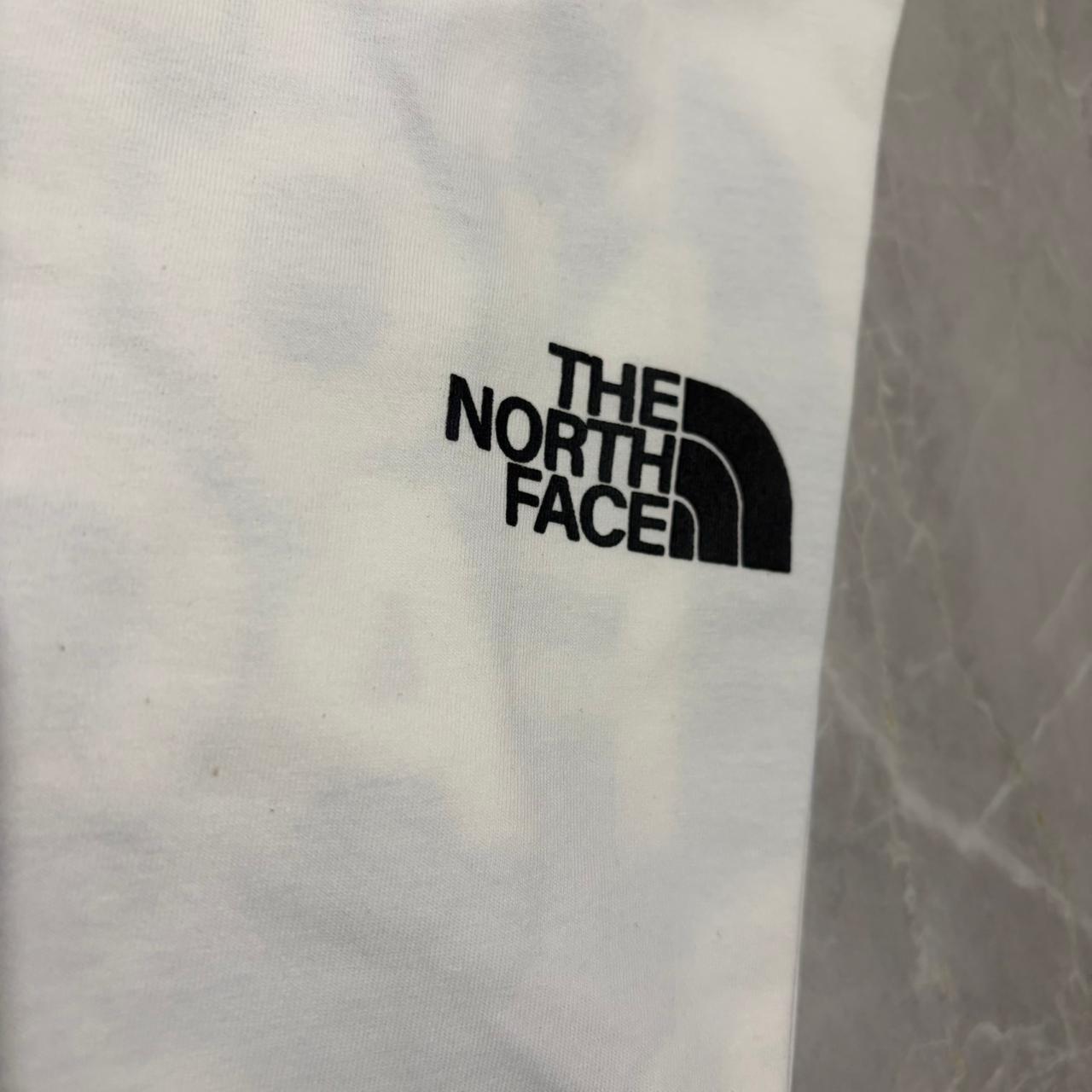 Camiseta Grife The North Face Branca Edição Seul com Estampa Noturna