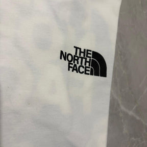 Camiseta Grife The North Face Branca Edição Seul com Estampa Noturna