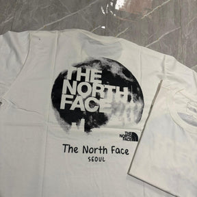 Camiseta Grife The North Face Branca Edição Seul com Estampa Noturna