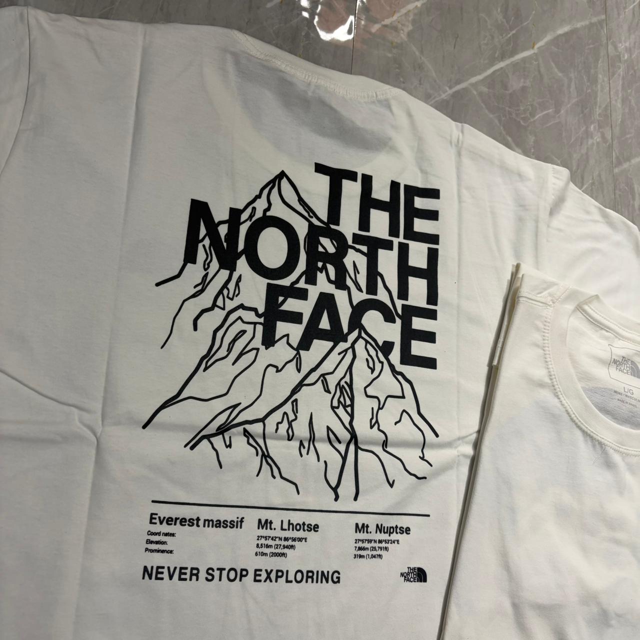 Camiseta Grife The North Face Branca com Estampa Traseira de Montanhas