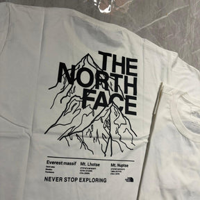 Camiseta Grife The North Face Branca com Estampa Traseira de Montanhas