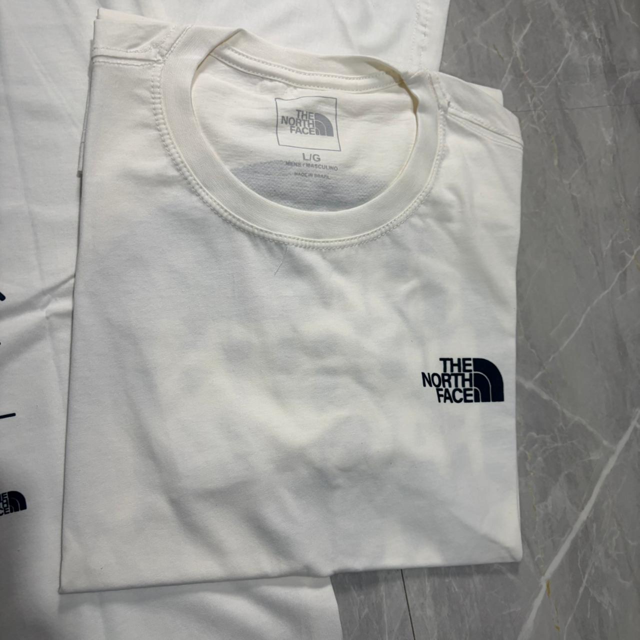 Camiseta Grife The North Face Branca com Estampa Traseira de Montanhas