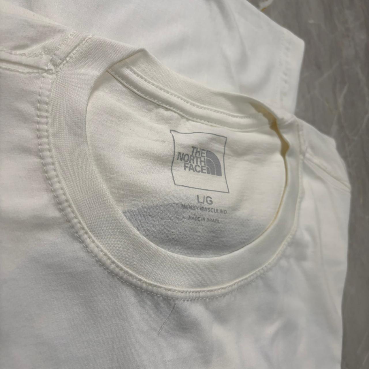 Camiseta Grife The North Face Branca com Estampa Traseira de Montanhas