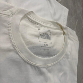 Camiseta Grife The North Face Branca com Estampa Traseira de Montanhas