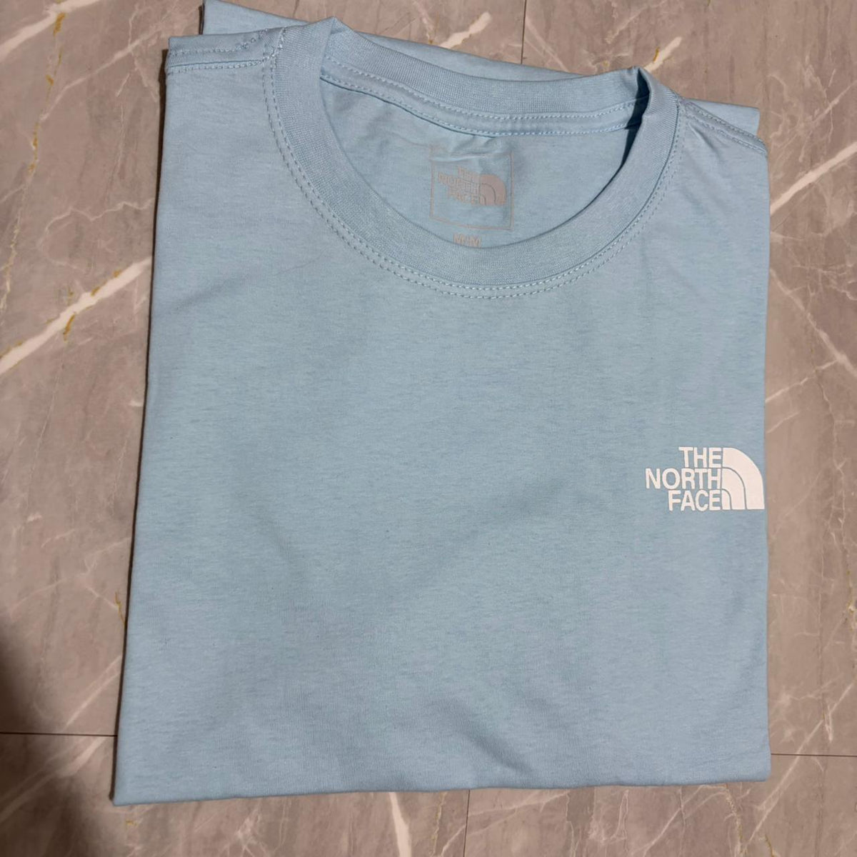 Camiseta Grife The North Face Azul Claro com Logotipo Box Branco