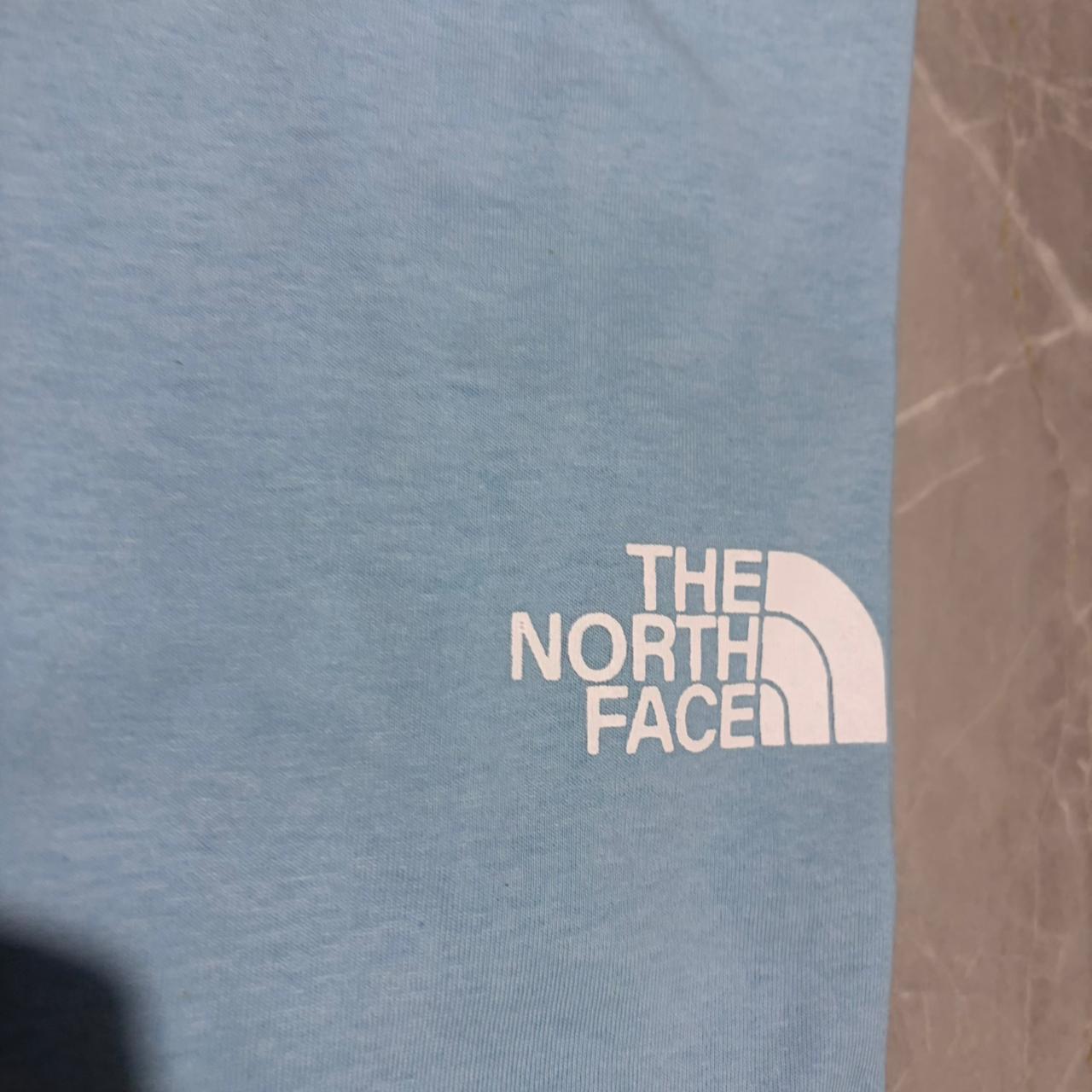 Camiseta Grife The North Face Azul Claro com Logotipo Box Branco