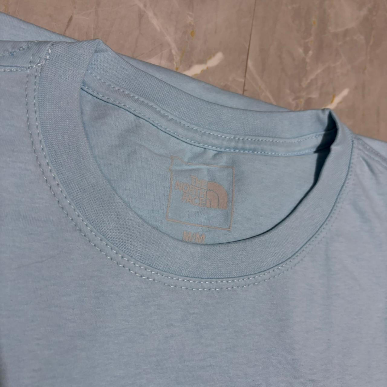 Camiseta Grife The North Face Azul Claro com Logotipo Box Branco