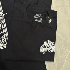 Camiseta Grife NIKE Preta com Logotipo Estilizado Branco